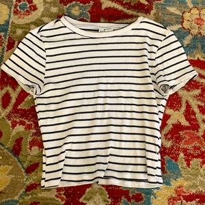 Simple black and white medium shirt✨💕